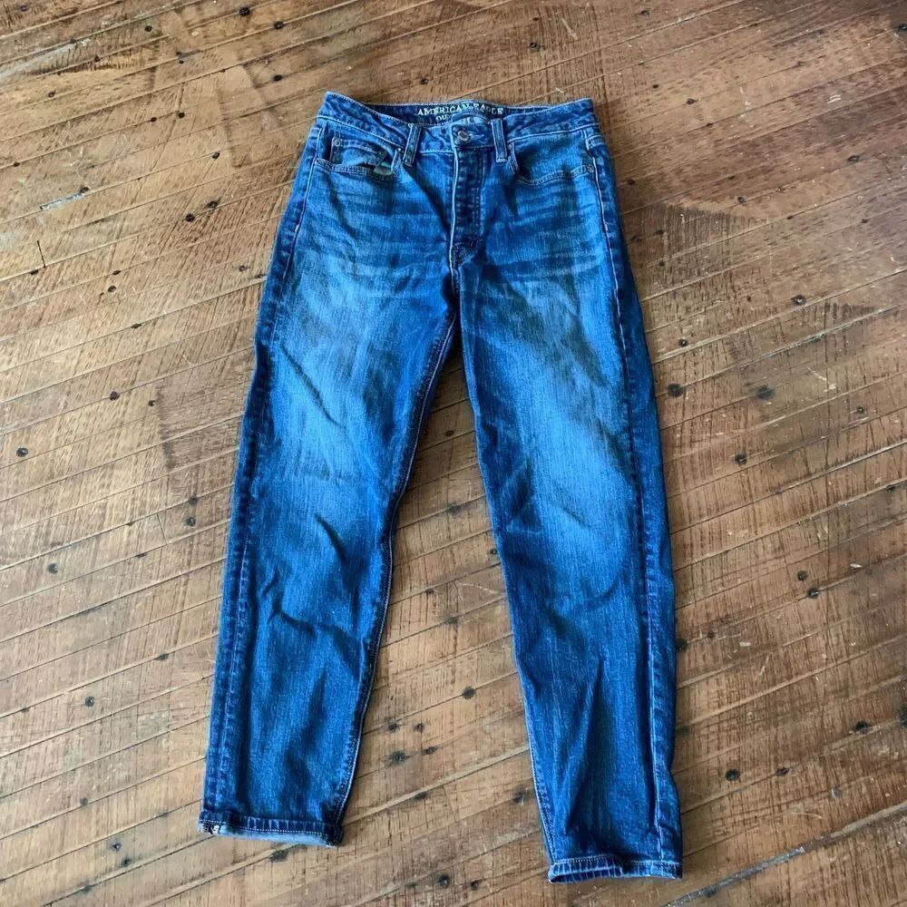 American Eagle Vintage hi-rise relaxed distressed size 6 jeans